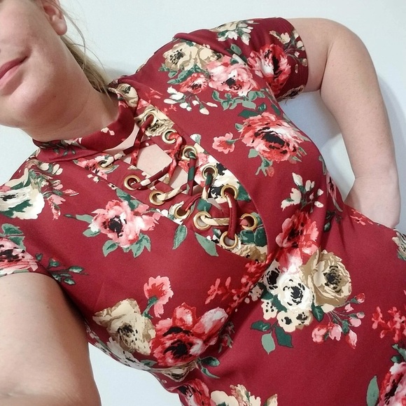 **1 LEFT**Red Floral Criss Cross Top 3X - Picture 2 of 7